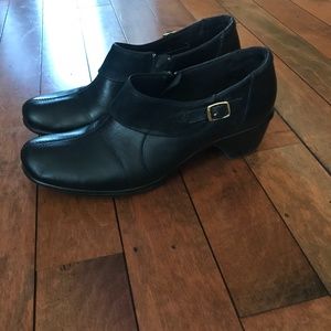 Ladies CLARK black leather ankle shoes size 9 1/2 M